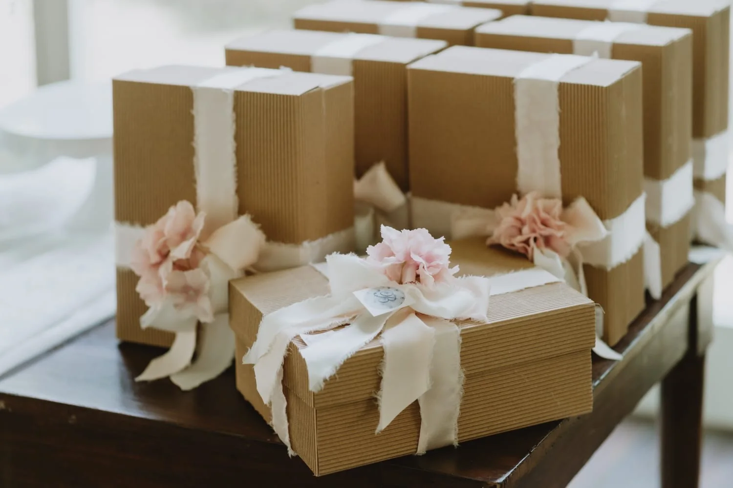 Confezioni regalo artigianali decorate con fiori rosa