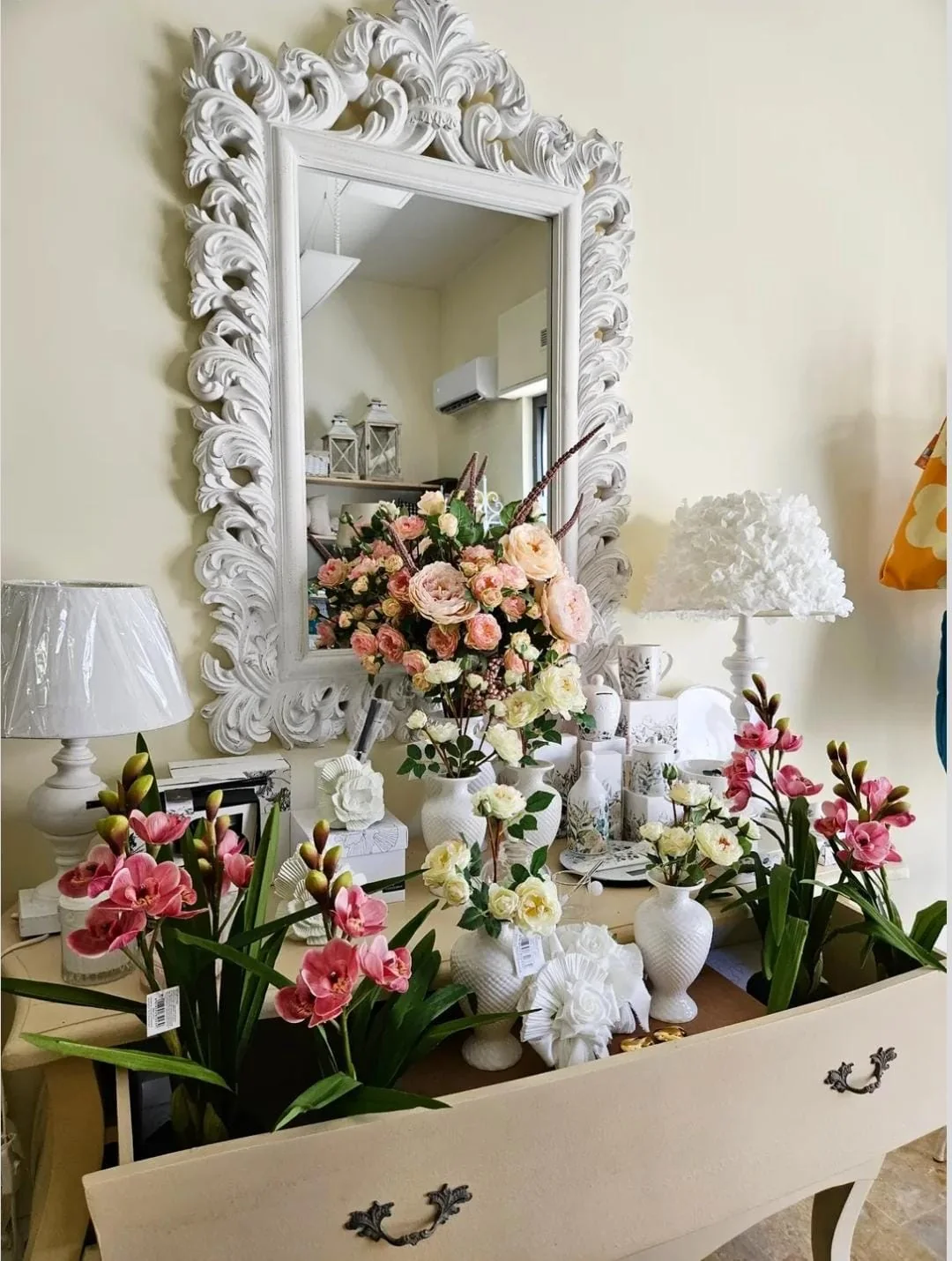 Composizione floreale e decorazioni nel negozio Incantevole Home